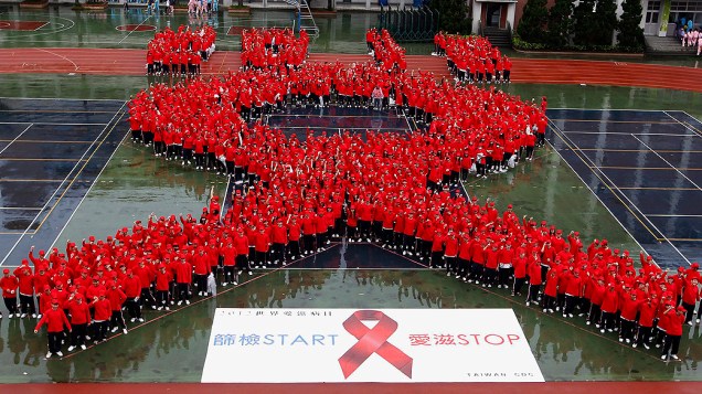 Estudantes formam um laço gigante durante campanha para promover a consciência sobre o vírus do HIV em Taipei