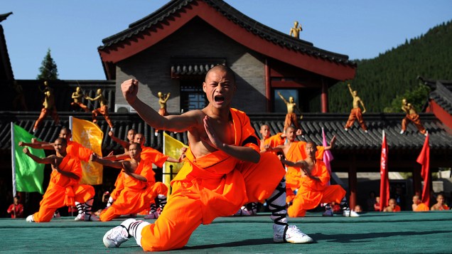 Estudantes de kung fu se apresentam, na China