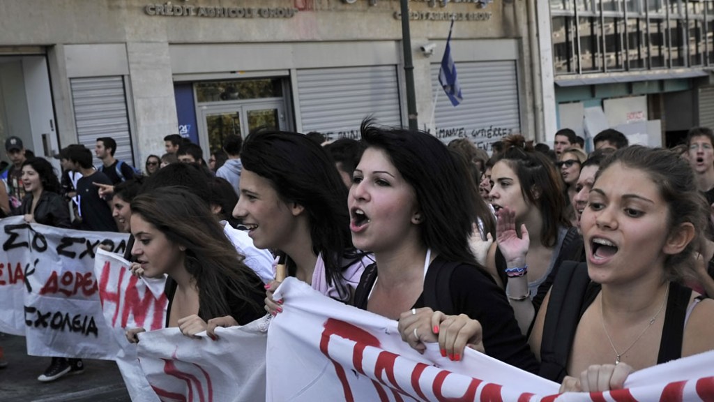 Estudantes durante marcha de protesto contra as medidas de austeridade em Atenas, Grécia