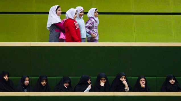 Estudantes iranianas assistem a sessão do parlamento em Teerã, Irã