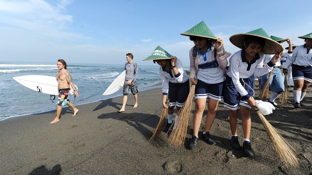 Crianças participam de mutirão para limpeza da praia Echo, em Bali, na Indonésia