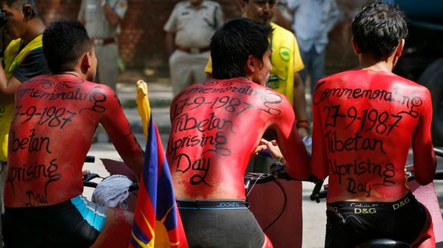 Universitários protestam em homenagem ao Dia da Revolta Nacional Tibetana em Nova Délhi, na Índia