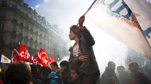Estudantes participam de manifestação contra a reforma da previdência em frente ao Senado Francês em Paris