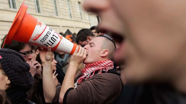 Estudantes universitários protestam contra a reforma da previdência em frente ao Senado francês em Paris