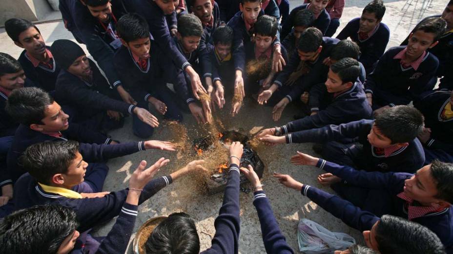 Em Jammu, na Índia, estudantes realizam ritual durante oração pelas vítimas de incêndio em hospital de Calcutá