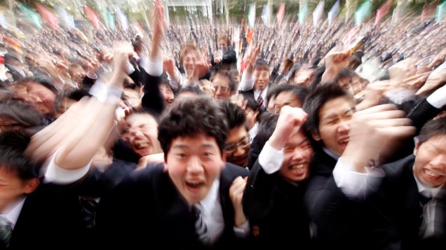 Estudantes universitários durante passeata para dar sorte na busca de empregos em Tóquio, Japão