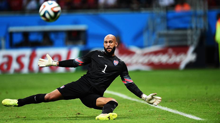 O goleiro Tim Howard, dos Estados Unidos, faz grande defesa no jogo contra a Bélgica