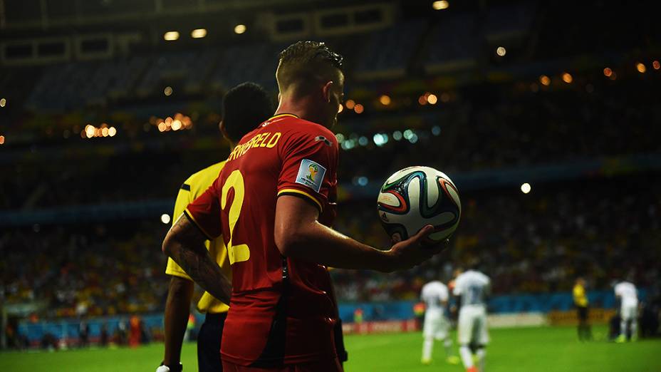 Jogador da Bélgica cobra lateral no jogo contra os Estados Unidos
