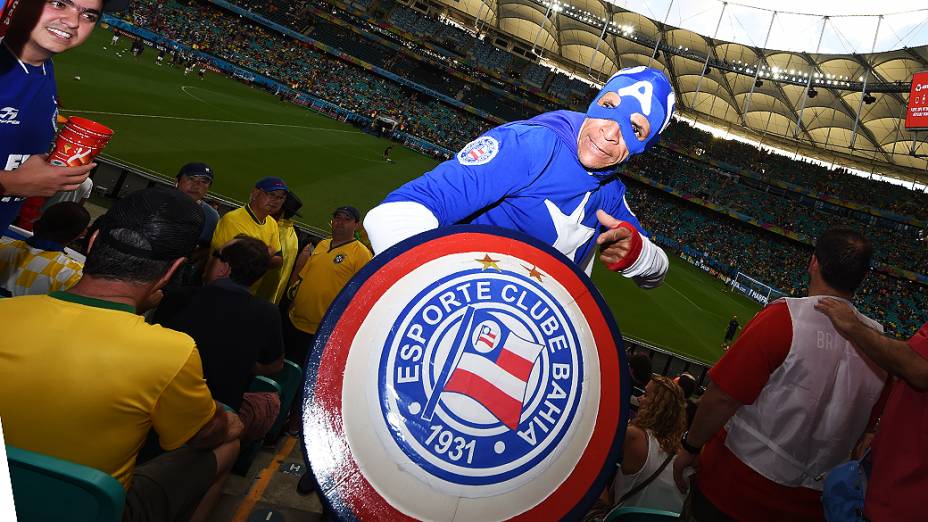 Torcedor posa para foto antes do jogo entre Bélgica e Estados Unidos na Arena Fonte Nova, em Salvador