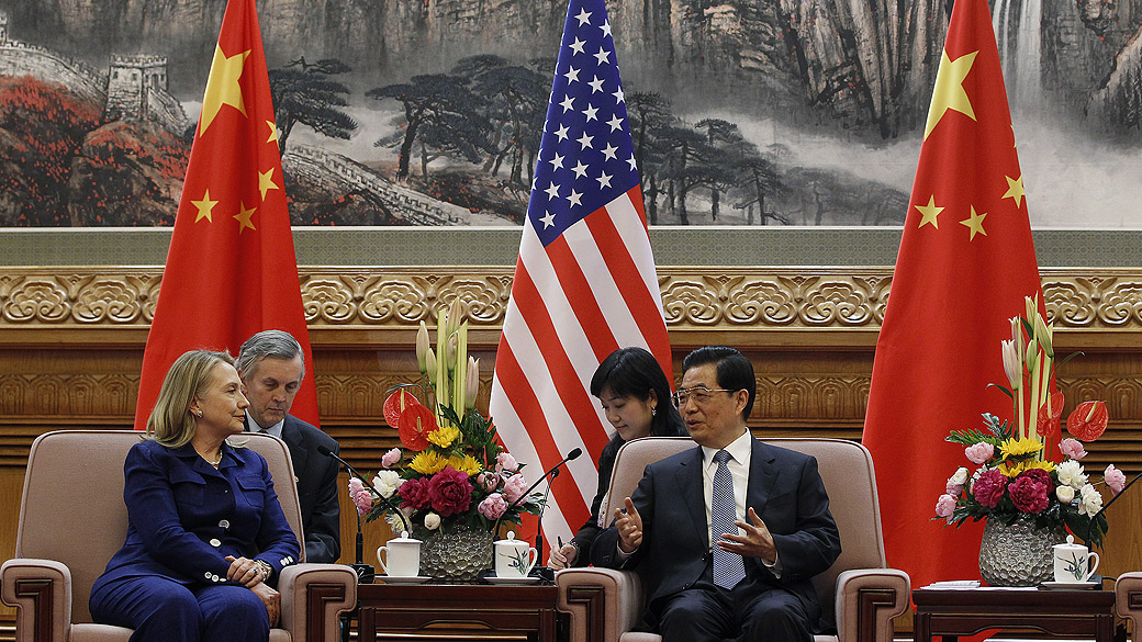 A secretária de Estado dos Estados Unidos, Hillary Clinton, e o presidente chinês, Hu Jintao, conversam em Pequim. Hillary pediu que a China respeite os Direitos Humanos