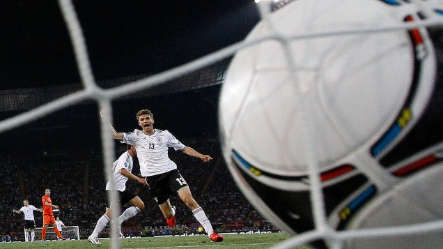 Thomas Mueller da Alemanha, comemora o gol de Mario Gomez contra a Holanda durante a Euro 2012
