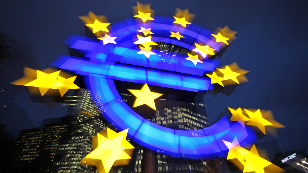 Símbolo do euro em frente ao Banco Central Europeu (ECB) em Frankfurt, Alemanha