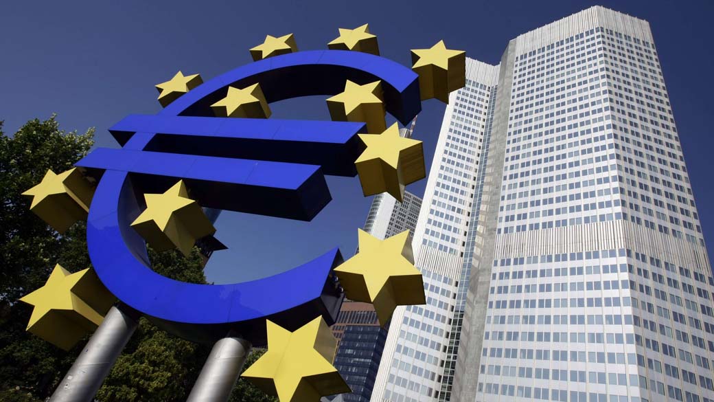 Símbolo do euro em frente ao Banco Central Europeu em Frankfurt, Alemanha
