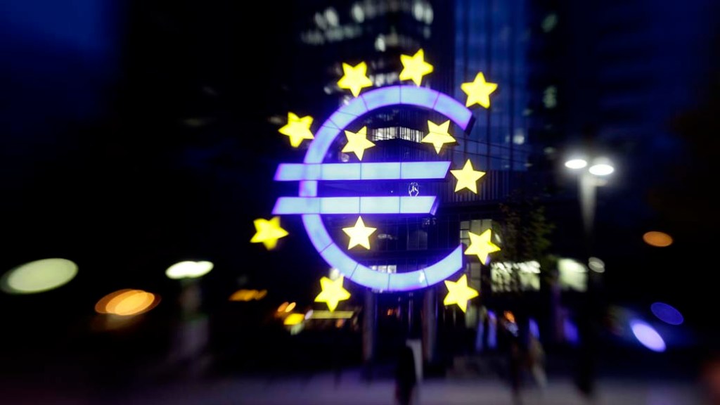Símbolo do euro em frente ao Banco Central Europeu (ECB) em Frankfurt, Alemanha: economia do país decepcionou mercados no segundo trimestre e colaborou para fraco desempenho do bloco