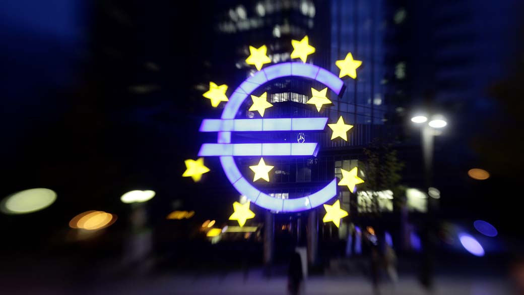 Símbolo do euro em frente ao Banco Central Europeu (ECB) em Frankfurt, Alemanha: economia do país decepcionou mercados no segundo trimestre e colaborou para fraco desempenho do bloco