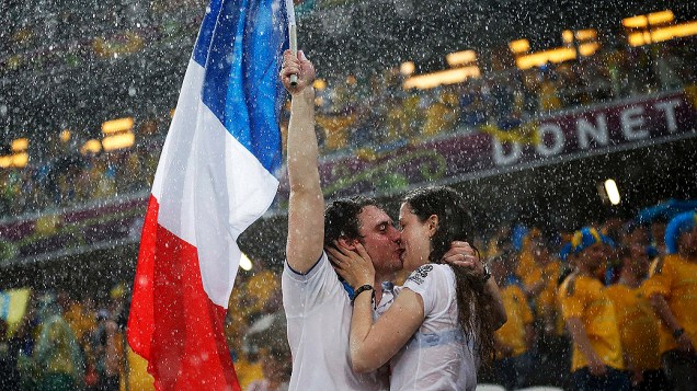 Casal se beijando, antes do cancelamento da partida. Forte chuva que caiu sobre a cidade de Donetsk acabou paralisando o jogo entre Ucrânia e França, nesta sexta-feira