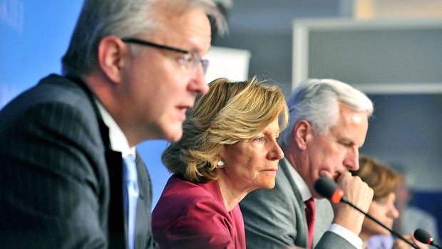 O comissário europeu de Assuntos Econômicos, Olli Rehn, a ministra de Finanças da Espanha, Elena Salgado, e o comissário europeu de Mercado Interno, Michel Barnier, explicam criação de fundo de 440 bilhões de euros