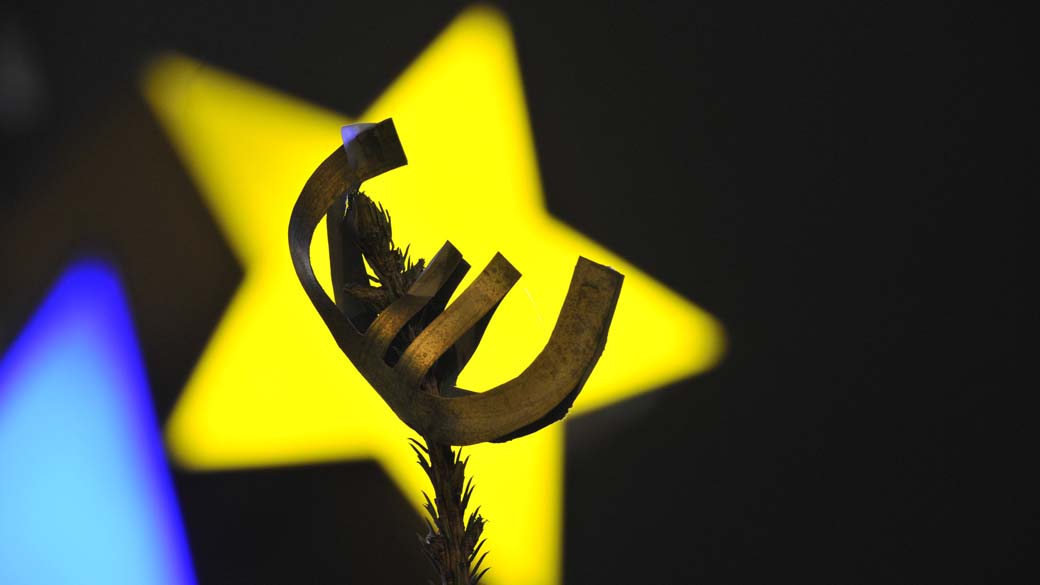 Símbolo de euro é colocado no topo de uma árvore de natal na frente do “European Central Bank” (ECB) em Frankfurt, Alemanha