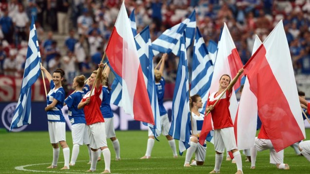 Animadoras com as bandeiras da Polônia e Grécia, na abertura da Eurocopa 2012