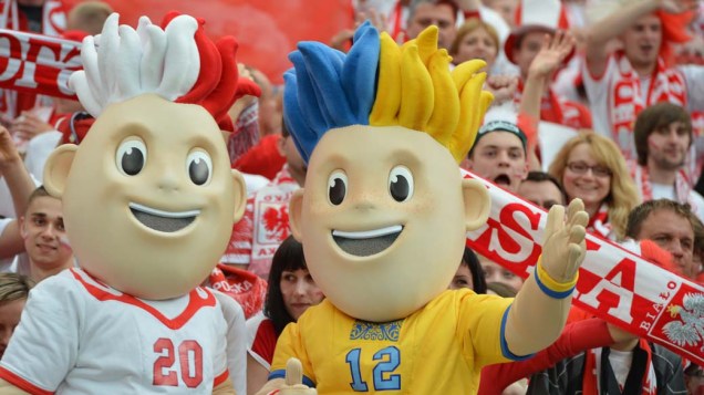 Mascotes na abertura da Eurocopa 2012 em Varsóvia, na Polônia