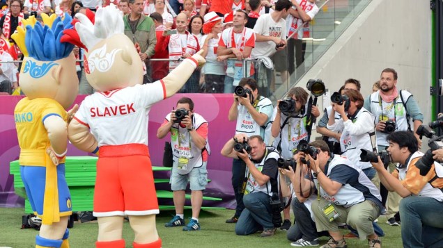 Mascotes na abertura da Eurocopa 2012 em Varsóvia, na Polônia
