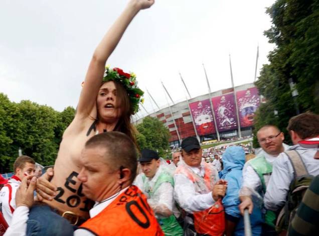 Ativista do grupo Femen prostesta contra a Eurocopa 2012, na Varsóvia