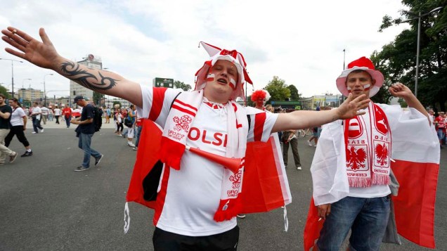 Torcedores antes de entrar no estádio da abertura da Eurocopa 2012, na Polônia