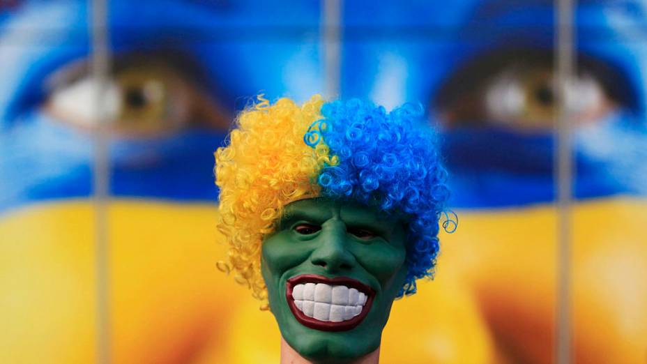 Torcedor de Portugal chega mascarado à Donbass Arena para partida válida pelas semi-finais da Eurocopa 2012 contra a Espanha em Donetsk, Ucrânia