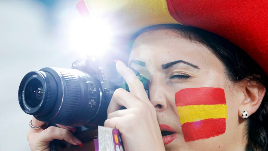 Torcedora espanhola fotografa antes do início da partida válida pelas semi-finais da Eurocopa 2012 contra Portugal em Donetsk, Ucrânia