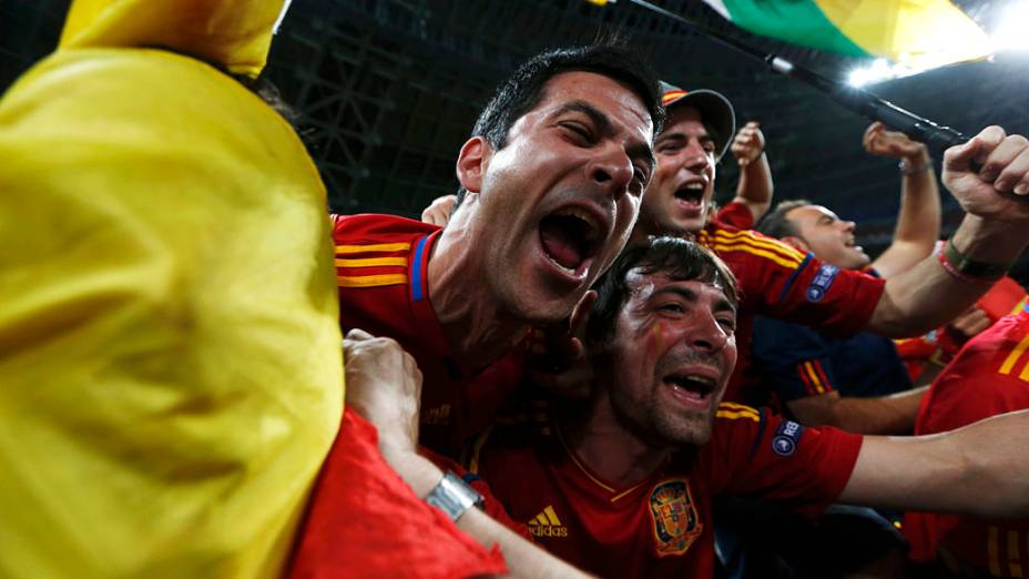 Torcedores espanhois aguardam início da partida válida pelas semi-finais da Eurocopa 2012 contra Portugal em Donetsk, Ucrânia