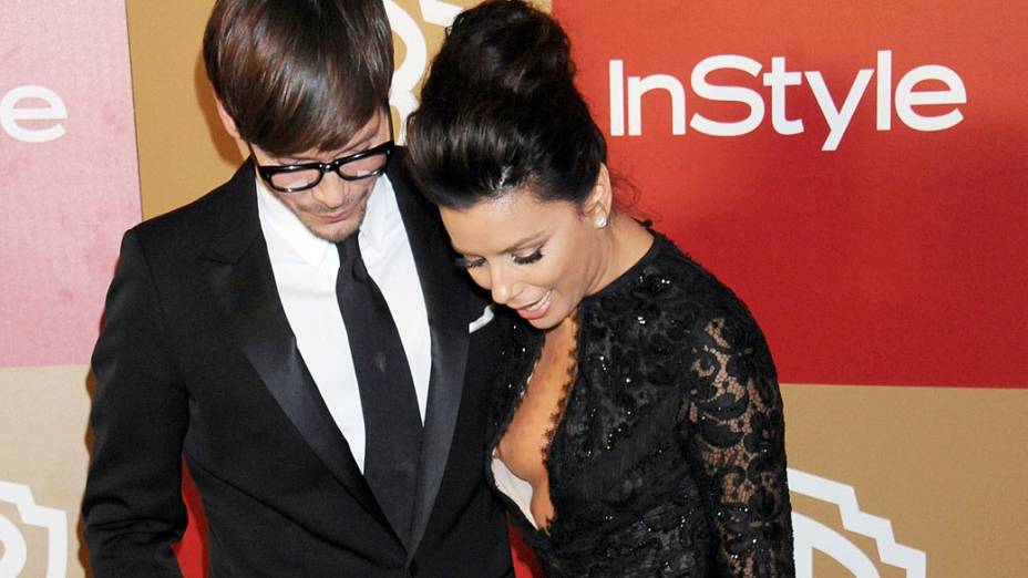 Eva Longoria se descuida com o decote durante o Globo de Ouro, na Califórnia