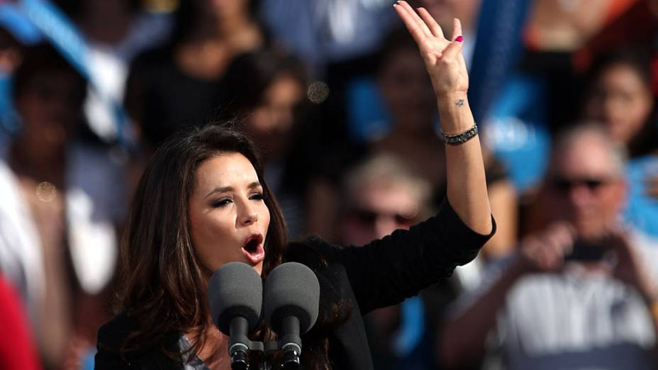 Eva Longoria discursando na campanha de Barack Obama de 2012, em Nevada
