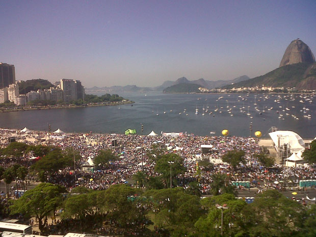 Evangélicos se reúnem na praia de Botafogo, no Rio.
