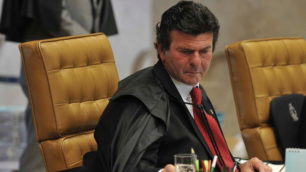 O ministro do Supremo Tribunal Federal, Luiz Fux, relator da Lei da Ficha Limpa, durante sessão para decidir sobre a legalidade da Lei