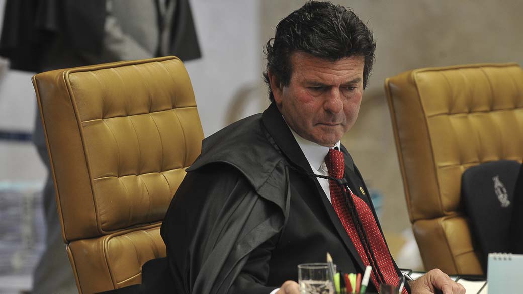 O ministro do Supremo Tribunal Federal, Luiz Fux, relator da Lei da Ficha Limpa, durante sessão para decidir sobre a legalidade da Lei
