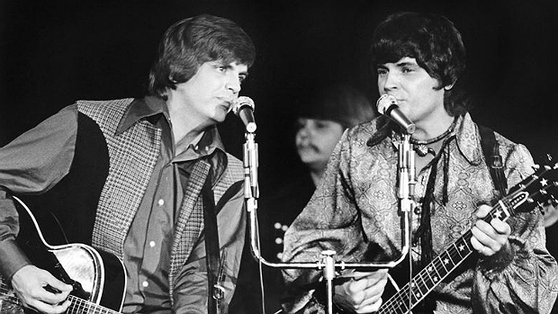 Phil Everly, à esquerda, e o irmão Don, em Las Vegas, em imagem de 1970