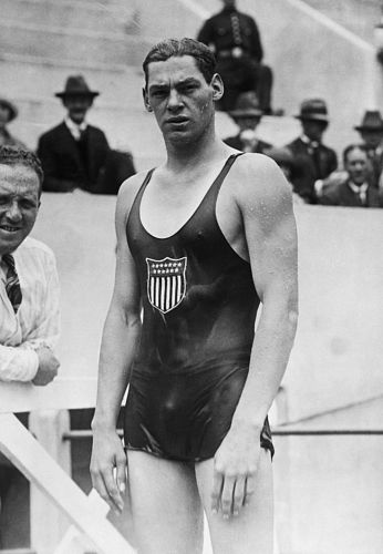 O americano Johnny Weissmuller, ganhador de cinco medalhas de ouro nos Jogos de 1924 e 1928, usava uma roupa inteira de algodão: molhada, ficava pesada e gelada.