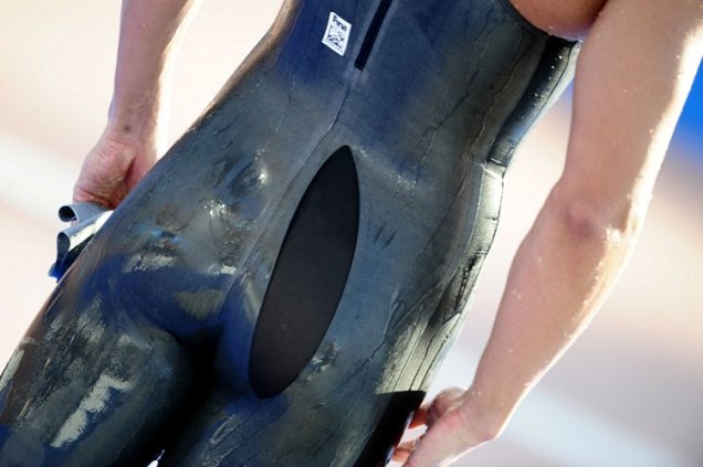 Os maiôs de poliuretano são tão colados ao corpo que exigem de 20 a 40 minutos para serem vestidos, com ajuda de pelo menos outra pessoa. Na foto, nadador no Mundial de Roma.