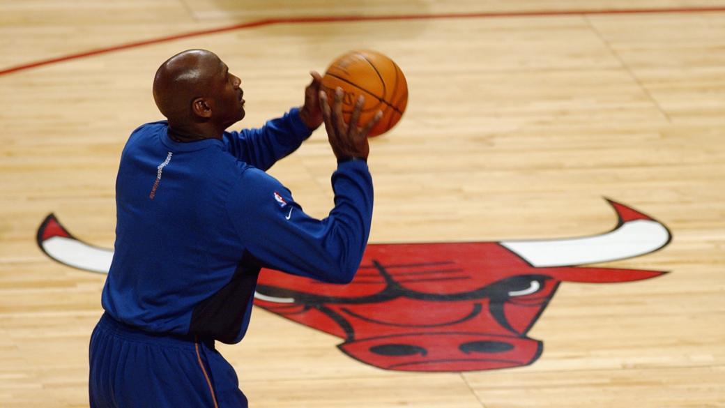 Michael Jordan vestindo o uniforme do Washington Wizards contra seu ex-time, o Chicago Bulls