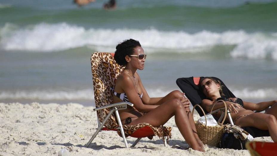 Ex-BBB Aline na Praia da Barra da Tijuca
