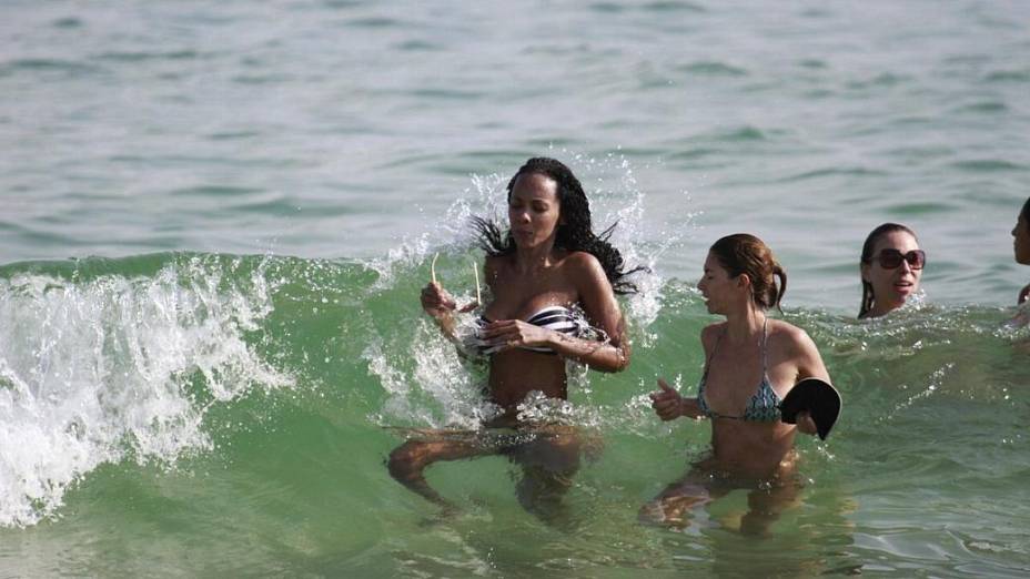 Ex-BBB Aline na Praia da Barra da Tijuca