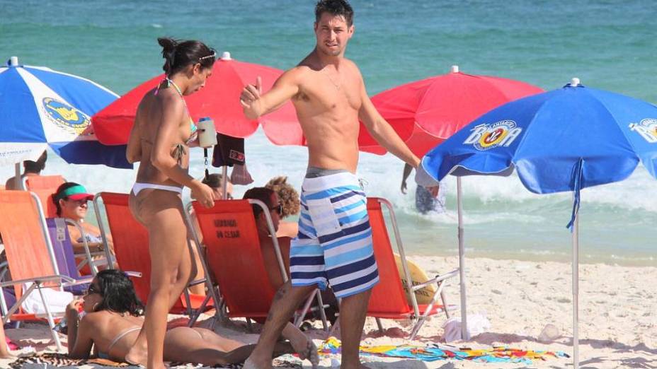 Ex-BBB Emanuel na praia da Barra da Tijuca
