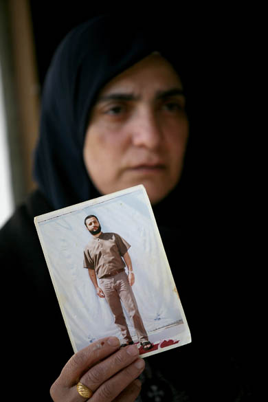 Em Araba, Cisjordânia, a ex-prisioneira palestina, Mona Kaadan, mostra foto de seu marido israelense, com quem se casou na prisão