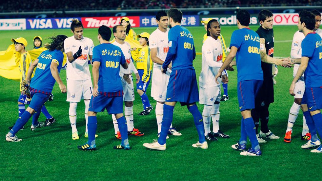 Jogadores do Barcelona e do Santos se cumprimentam antes da final do Mundial de Clubes, no Japão - 18/12/2011