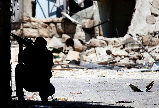 Combatente do Exército Sírio Livre durante confrontos com o Exército sírio, no centro de Aleppo
