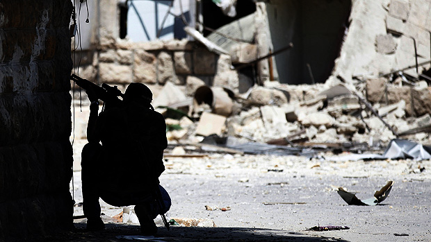 Combatente do Exército Sírio Livre durante confrontos com o Exército sírio, no centro de Aleppo