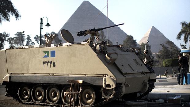 Exército: soldados se posicionam em frente às Pirâmides de Gizé, após anúncio de greve geral