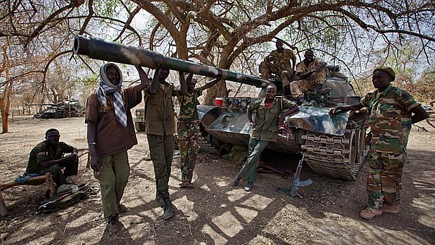 Soldados do Sudão se mobilizam próximo à fronteia com o sul