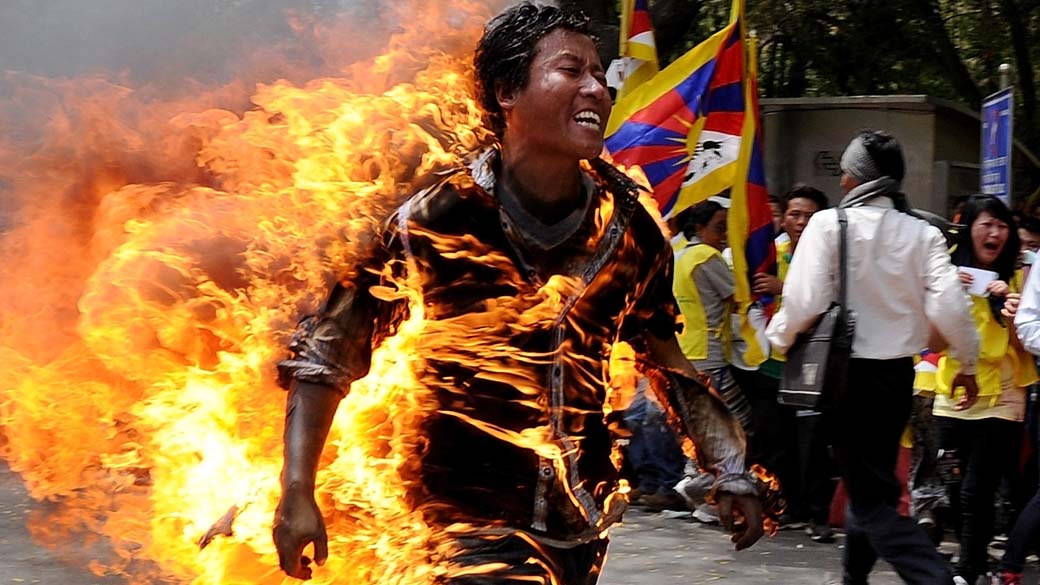 Exilado tibetano ateia fogo ao próprio corpo durante protesto contra a visita do presidente chinês, Hu Jintao, à Índia, em Nova Délhi