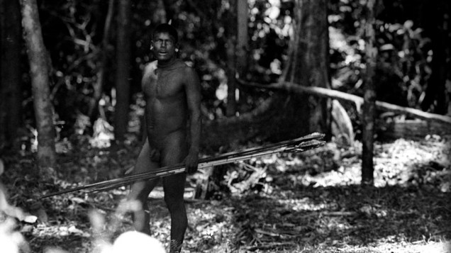 Índio paraná Sôkriti fotografado por Pedro Martinelli em 1973, na primeira vez em que um membro da tribo ficou frente a frente com um dos expedicionários